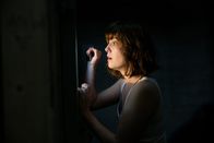 10 Cloverfield Lane – Was wird Michelle (Mary Elizabeth Winstead) erwarten, wenn sie die Tür des Bunkers öffnet?; Was wird Michelle (Mary Elizabeth Winstead) erwarten, wenn sie die Tür des Bunkers öffnet?
