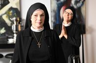 Um Himmels Willen – Schwester Hildegard (Andrea Sihler, r.) ist überglücklich - Oberin Theodora (Nina Hoger, l.) ist zurück und fühlt sich fit genug, um die Arbeit wieder aufzunehmen.