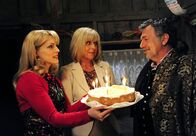 Sturm der Liebe – ARD STURM DER LIEBE FOLGE 1542 Uhr im ERSTEN. Charlotte (Mona Seefried, M.) und Rosalie (Natalie Alison, l.) gratulieren Julius (Michele Oliver, r.) zum Geburtstag.