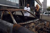 SOKO Wien – Gruppeninspektorin Penny Lanz (Lilian Klebow), stößt zu Spurensicherer Franz Wohlfahrt (Helmut Bohatsch), der Bichlers Auto nach der Explosion untersucht.