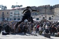 World War Z – Der Lärm der feiernden Israeliten lockt die Zombies in Scharen an, wodurch sie endlich die Mauer überwinden können ...
