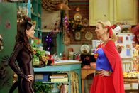 Friends – Wer ist wohl stärker: Catwoman alias Monica (Courteney Cox Arquette, li.) oder Supergirl alias Phoebe (Lisa Kudrow)?