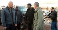 Snitch - ein riskanter Deal – Daniel (Jon Bernthal, 2.v.r.) vermittelt John (Dwayne Johnson, l.) einen Kontakt zum Dealer Malik (Michael Kenneth Williams, M.), der sich die LKWs von Johns Fuhrpark sofort zunutze macht. Eine gefährliche Drogenfahrt nimmt ihren Lauf ...