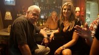 StartUp – Wes Chandler (Ron Perlman) und Rebecca Stroud (Mira Sorvino)