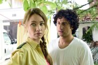 Maria Mafiosi – Maria Moosandl (Lisa Maria Potthoff) merkt, dass etwas bei Rocco (Serkan Kaya) nicht stimmt.