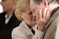 Merz gegen Merz – Maria (Claudia Rieschel) ist erschrocken über das, was sie im Pflegeheim sieht. Wird so ihre Zukunft mit Ludwig (Michael Wittenborn) aussehen?