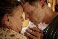 Tatort – Die Mutter (Ursula Werner) freut sich, dass ihr Sohn Martin (Andreas Lust) endlich einmal wieder bei ihr auftaucht.
