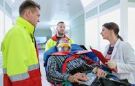 In aller Freundschaft – Frank Geißler (Atef Vogel, liegend) wird vom Notarzt (Markus Neumann, li.) nach einem Sturz von einem Gerüst eingeliefert. Als Dr. Maria Weber (Annett Renneberg, re.) ihn in der Sachsenklinik aufnimmt, ist Frank sofort von ihr fasziniert. Mitte hinten: Komparse