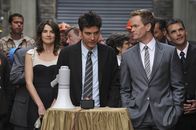 How I Met Your Mother – Ted (Josh Radnor, M.) hat Angst, dass der Neubau der GNB eine Nummer zu groß für ihn ist. Barney ((Neil Patrick Harris, r.) und Robin (Cobie Smulders, l.) haben nun Sorge, dass sich Ted aus diesem Grund wieder mit Zoey versöhnt ...