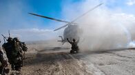 Der Preis des Krieges – Ausgerüstet mit Helikoptern, Drohnen und Robotern, kämpfen mehr als 200 000 Soldaten einer internationalen Allianz in Afghanistan.