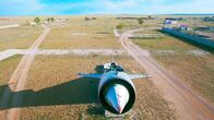 Lost Places – Der Wüstenflugplatz Bayantal verfügte über drei mehrere Kilometer lange Landebahnen und massive Bunker, in denen die Flugzeuge vor der Witterung und möglichen Angriffen geschützt waren.
