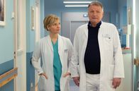 In aller Freundschaft – Dr. Kathrin Globisch (Andrea Kathrin Loewig) rät ihrem Mann Dr. Roland Heilmann (Thomas Rühmann) zu einem Vater-Sohn-Gespräch.
