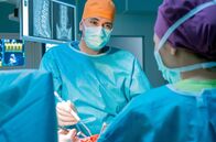 In aller Freundschaft – Dr. Ilay Demir (Tan Caglar) ist nunmehr auf dem Weg eine zweite Fachrichtung auszuüben. Seine Mentorin Dr. Lilly Phan (Mai Duong Kieu) und er sind ein gutes Neurochirurgen-Team.