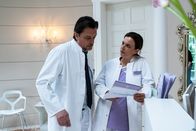 Unter anderen Umständen – Dr. Gundlach (Hary Prinz, l.), und seine Assistenzärztin Dr. Henrike Schüttler (Annika Kuhl, r.).