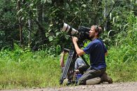 Wanderungen im Tierreich – Sabah, Borneo: NGT Cameraman John Benam with camera.