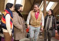 Zwischen den Zeilen – ARD HEITER BIS TÖDLICH - ZWISCHEN DEN ZEILEN FOLGE 10, "Beschwingte Swinger" Uhr im ERSTEN. Fred (Christian Kahrmann) ist stinksauer, als er von Paul (Ole Puppe) erfährt, dass Jenny im Swingerclub recherchiert. Rajesh (Parbet Chugh, l.) und Johannes (Marian Meder, r.) versuchen Fred zu beruhigen.