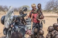 Somewhere else together – Joey (Josephine Flohr) mit Kindern eines traditionellen Himba-Dorfes in Namibia.