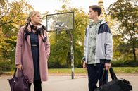 In aller Freundschaft – Miriam Schneider (Christina Petersen) versucht ihren Pflegesohn Cosmo (Max Bär) zu beruhigen, der seiner zweiten Pflegemutter und Miriams Frau Rieke Vorwürfe macht. Er unterstellt ihr, sie ist vor ihm und seiner Krankheit geflohen und im Grunde genommen, ist er Rieke total egal.