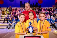 1, 2 oder 3 – Das gelbe Team aus Pressbaum/Österreich freut sich über den Pokal.