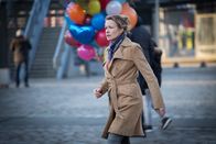 Profiling Paris – Vollkommen verzweifelt sucht die Mutter (Sophie Broustal) ihren verschwundenen Sohn auf dem Rummelplatz - tragisch, zumal sie vor 25 Jahren bereits die Entführung ihrer Tochter Laura verkraften musste ...