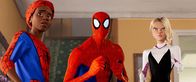 Spider-Man: A New Universe – (v.l.n.r.) Spider-Man / Miles Morales; Spider-Man / Peter B. Parker; Spider-Woman