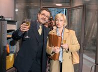 Judith Kemp – Kanzleichef Stefan Walther (Gunter Berger) zeigt Judith Kemp (Jennifer Nitsch) ihr neues Büro.