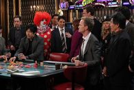 How I Met Your Mother – Da Barney (Neil Patrick Harris, 4.v.r.) nicht glaubt, dass seine Freunde einen legendären Junggesellenabschied für ihn zustande bringen - haben sich diese was ganz Besonderes einfallen lassen ...