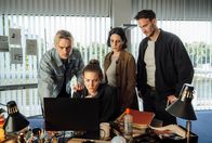 Tatort – v.li.: Adam Schürk (Daniel Sträßer), Pia Heinrich (Ines Marie Westernströer), Esther Baumann (Brigitte Urhausen) und Leo Hölzer (Vladimir Burlakov) schauen auf ein Überwachungsvideo.
