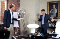 Rote Rosen – ARD ROTE ROSEN FOLGE 1806, am Donnerstag (11.09.14) um 14:10 Uhr im ERSTEN. Lutz (Simon Mantei, l.) stellt Drechsler (Klaus Christian Schreiber, r.) zur Rede. Ein Datum im Beweisbrief aus Lüneburg macht ihn stutzig.