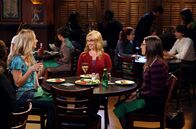 The Big Bang Theory – Ein Abend mit ungeahnten Folgen: Penny (Kaley Cuoco, l.), Bernadette (Melissa Rauch, M.) und Amy (Mayim Bialik, r.) ...
