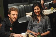 Bones - Die Knochenjägerin – Hodgins (T.J. Thyne) und die schwangere Angela (Michaela Conlin) genießen einen Abend mit ihren Kollegen vom Jeffersonian. Die Verwendung des sendungsbezogenen Materials ist nur mit dem Hinweis und Verlinkung auf TVNOW gestattet.; Hodgins (T.J. Thyne) und die schwangere Angela (Michaela Conlin) genießen einen Abend mit ihren Kollegen vom Jeffersonian. Die Verwendung des sendungsbezogenen Materials ist nur mit dem Hinweis und Verlinkung auf TVNOW gestattet.