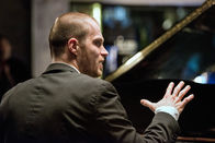 Tatort – Der talentierte Konzertpianist Daniel Gerber (Matthias Reichwald) will in einer Bar ein paar Euro dazuverdienen.