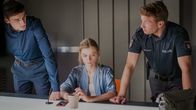 Notruf Hafenkante – Nick (Raúl Richter, r.) fragt sich, ob Simon (Sebastian Schneider, l.) vorhatte Max zu erschießen? Er scheint mehr für Sarah (Lara Feith, M.) zu empfinden.