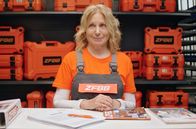 Kroymann – „Wir errichten eine Mauer um Ihr Grundstück" – Maren Kroymann als sicherheitsbewusste Baumarktverkäuferin in "Kroymann", Folge 11, von Radio Bremen, SWR, NDR und WDR.