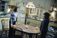 Malcolm mittendrin – L-R: Lois (Jane Kaczmarek), Piama (Emy Coligado)