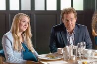 Life – Neil (Adam James, re.) stellt Belle stolz seine neue Verlobte Julia (Emily Head, li.) vor.