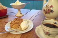 Zu Tisch ... – Rhabarbercrumble mit Schlagsahne