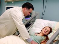 In aller Freundschaft – Steffi Windscheid (Clara Fröhlich), ein Mädchen aus Jakobs neuer Clique, wird in die Sachsenklinik eingeliefert. Dr. Roland Heilmann (Thomas Rühmann) ist ihr behandelnder Arzt.