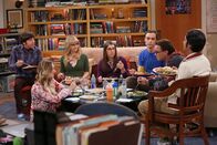 The Big Bang Theory – v.r.) einen Esstisch in die Wohnung stellen. Doch leider hat Sheldon seine ganz eigenen Argumente, um dies nicht zuzulassen ...