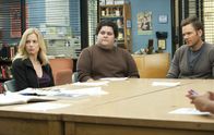 Community – Aufgrund seiner Statur wird Neil (Charley Koontz, M.) von seinen Kommilitonen bald nur noch "Fat Neil" genannt. Jeff (Joel McHale, r.) und Britta (Gillian Jacobs, l.) haben Mitleid mit ihm und beschließen, sich um ihn zu kümmern ...