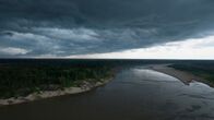 Expedition Amazonas – Gewitterwolken ziehen über dem Juruá-Fluss, einem Nebenfluss des Amazonas, auf. (Kredit: National Geographic/Paulo Velozo)