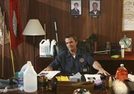 Scrubs - Die Anfänger – Der Hausmeister (Neil Flynn) besetzt Kelsos Büro und gründet nebenbei auch noch den "Brain Trust"-Club ...