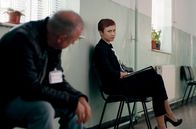 Blutholz – Die junge Anwältin Katja Schöne (Alina Levshin) traut Hans Schüssler (Joachim Król) nicht.