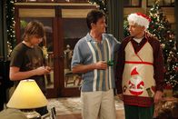 Two and a Half Men – Jake (Angus T. Jones, l.) interessiert sich für ein neues Mädchen, zögert jedoch, weil er ein schlechtes Gewissen wegen seiner über die Feiertage verreisten Freundin Celeste hat. Während Charlie (Charlie Sheen, M.) ihn dazu bewegt, Celeste zu hintergehen, hält Alan (Jon Cryer, r.) das für unmoralisch ...