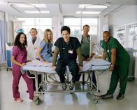 Malcolm mittendrin – (1. Staffel) - Der harte Kern des Sacred Heart Hospitals: die drei Jung-Mediziner J.D. (Zach Braff, 3.v. r.), Turk (Donald Faison, r.) und Elliot (Sarah Chalke, 3.v.l.) und Chefarzt Dr. Bob Kelso (Ken Jenkins, 2.v.l.), Stationsarzt Dr. Phil Cox (John C. McGinley, 2.v.r.) und Krankenschwester Carla Espinosa (Judy Reyes, l.) ...