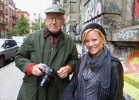 unterwegs – Moderatorin Andrea Jansen mit Fotograf und Musikproduzent Hank O'Neal