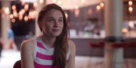 You & Me – Bens erstes Treffen mit der jungen Schauspielerin Emma Lyttleton (Jessica Barden) zu einem Interview für seine Zeitungskolumne geht mit Hindernissen einher.