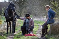 Hans im Glück – Ein Junker (Sebastian Ströbel) begutachtet den riesigen Goldklumpen, den Hans (Anton Spieker) mit sich trägt - und schlägt den ersten Tausch vor.