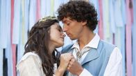 Die Teufelsfeder – Der Hochzeit steht nichts mehr im Wege: Wirtshaustochter Margarete (Judit Bárdos) und Bonifatius, der Sohn des Teufel (Jan Cina).