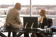 Iron Man – Findet Pepper Potts (Gwyneth Paltrow, r.) im Büro des stellvertretenden Geschäftsführers Obadiah Stane (Jeff Bridges, l.) belastende Beweise und kann ihren Chef Tony Stark vor dem geldgierigen, skrupellosen Geschäftsmann retten?